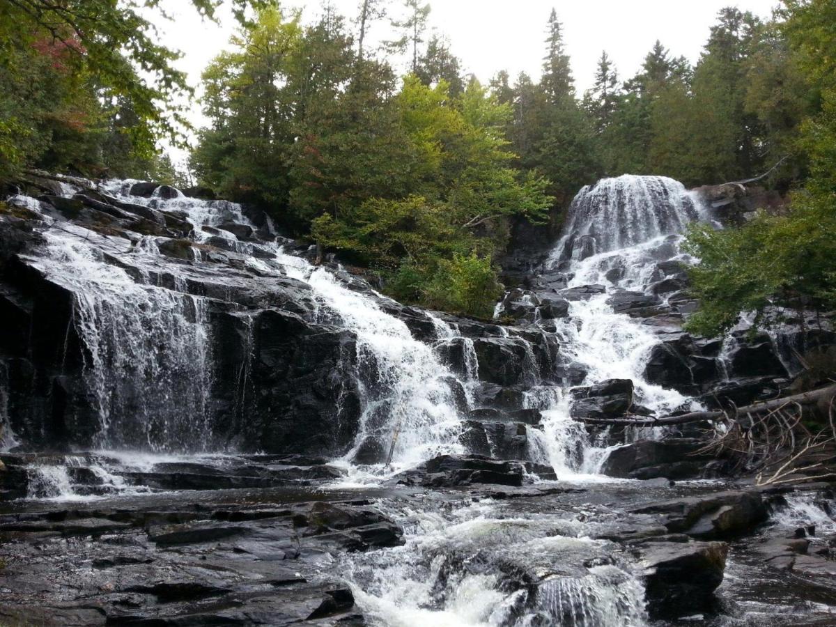 Вилла Chalet Centenaire Mauricie Saint Roch de Mekinac Экстерьер фото